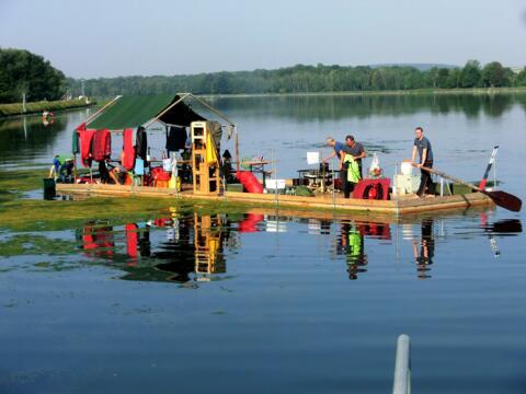 Mit dem Floss über die Donau (Foto: Franz Snehotta)