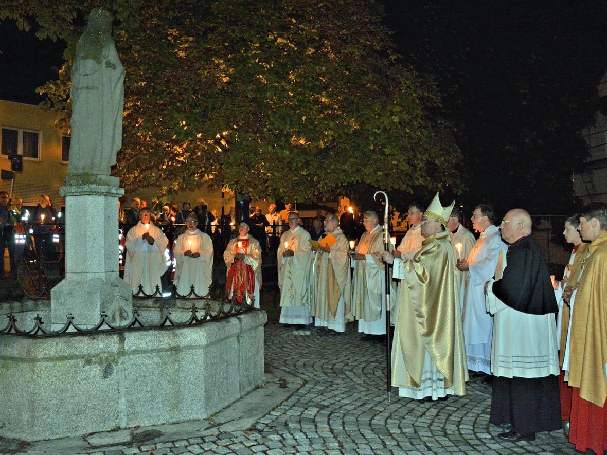 Mit einem Gebet am Theresienbrunnen endeten die Feiern zum 19. Großen Gebetstag (Foto: Josef Rosner)