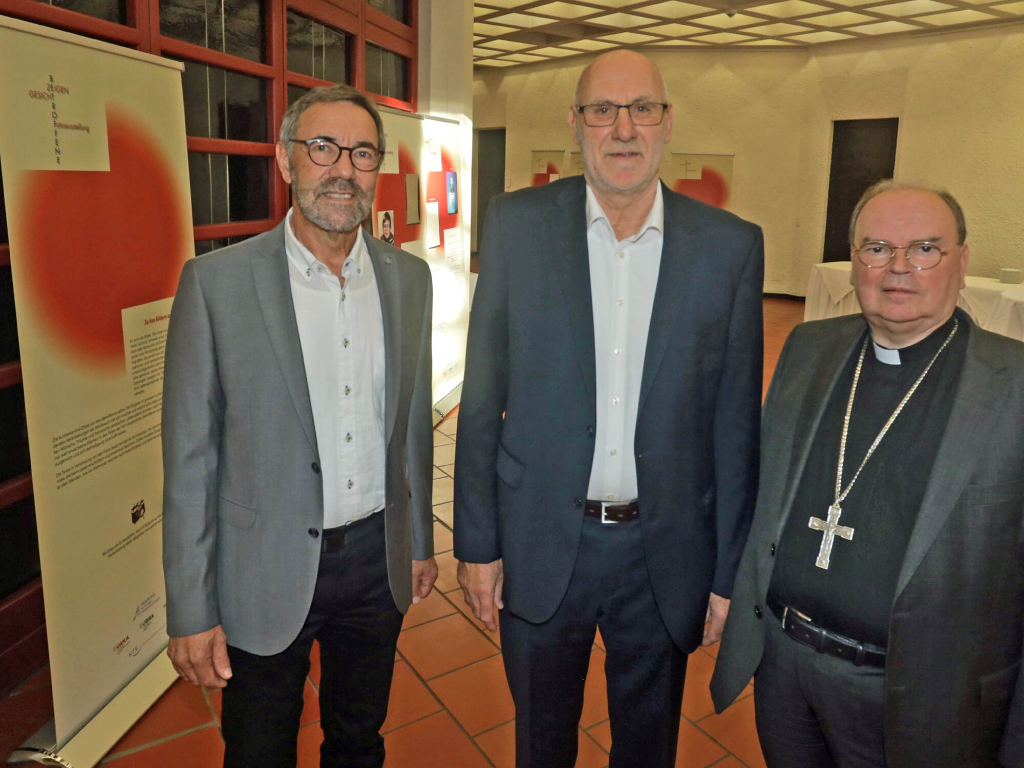 (v.l.) Friedrich Braun, Mitglied in Betroffenenbeirat und Aufarbeitungskommission, Hubert Paul, Vorsitzender der Aufarbeitungskommission, und Bischof Bertram.