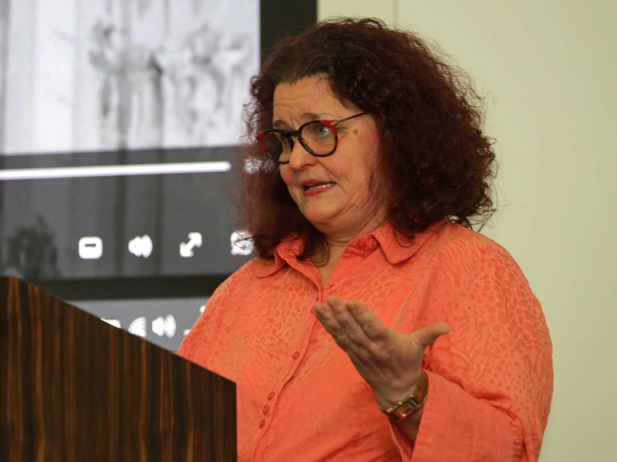 Eröffnung der Ausstellung Betroffene zeigen Gesicht_Einführung in das Konzept durch die Kuratorin Czerny (Foto Annette Zoepf_pba