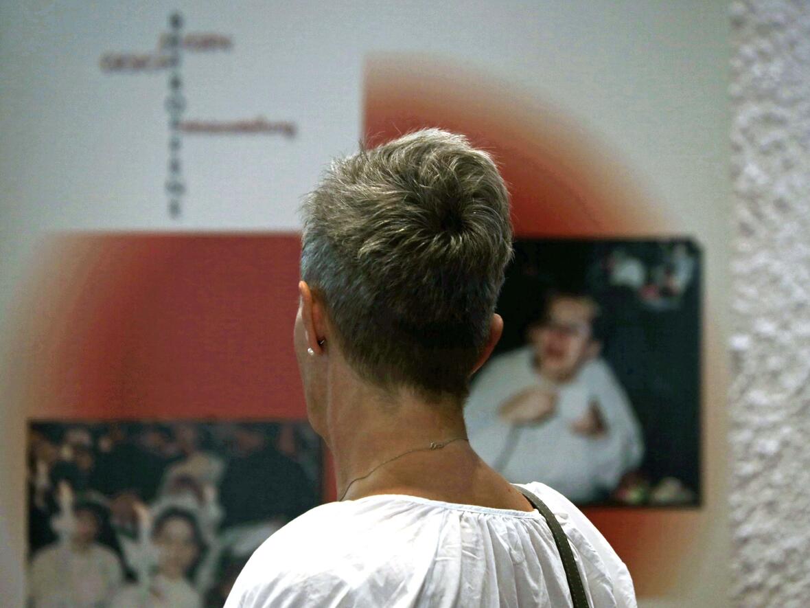 Die Fotoausstellung im Haus Sankt Ulrich ermöglicht einem schambehafteten Thema Öffentlichkeit und lässt Betroffene zu Wort kommen. (Fotos: Annette Zoepf / pba)