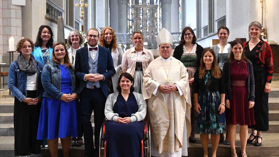 Dreizehn neue pastorale Mitarbeiterinnen und Mitarbeiter hat Bischof Dr. Bertram Meier am heutigen Samstag in ihren Dienst ausgesendet. (Fotos: Maria Rösch/pba)