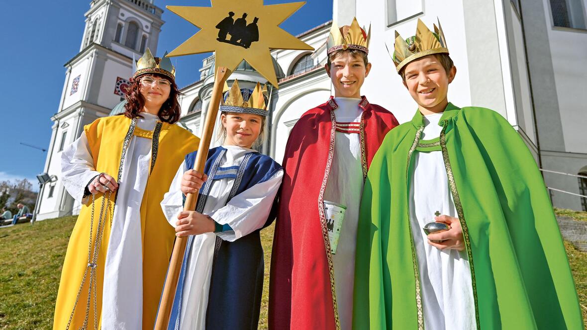 Tia, Miriam, Emanuel und Josias (von links nach rechts) aus der Pfarrgemeinde St. Lorenz in Kempten freuen sich schon auf die bundesweite Eröffnung der 66. Aktion Dreikönigssingen am 29. Dezember 2023 in Kempten. (Foto: Nicolas Schnall / pba).