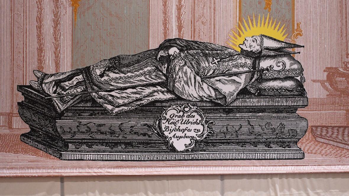 In der Sonderausstellung können die Besucherinnen und Besucher symbolisch den Pilgerweg zum Grab des hl. Ulrich antreten (Fotos: Julian Schmidt / pba)