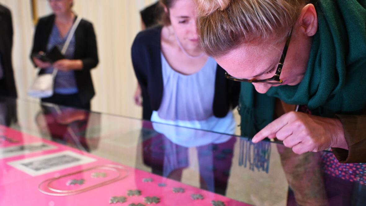 Den Besucherinnen und Besuchern wird die Vielfalt des Ulrichskreuzes in der Geschichte anschaulich nähergebracht.