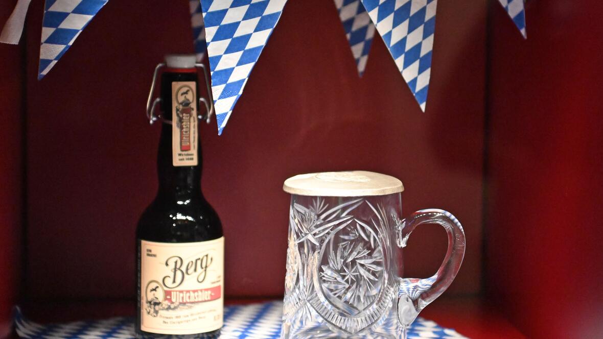 Ulrichskreuze gibt es in allen möglichen Variationen - so auch als Ornamentik auf dem Bierkrugdeckel.