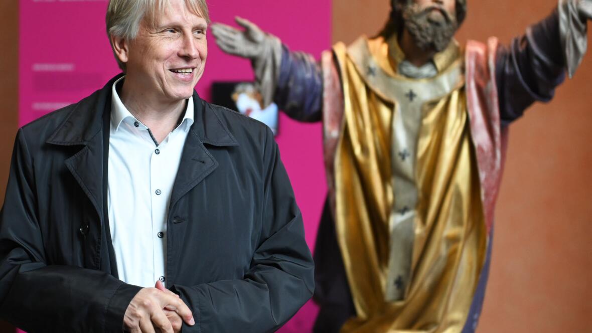 Domkapitular und Bistumshistoriker Dr. Thomas Groll vor der Statue des hl. Ulrich im Diözesanmuseum.