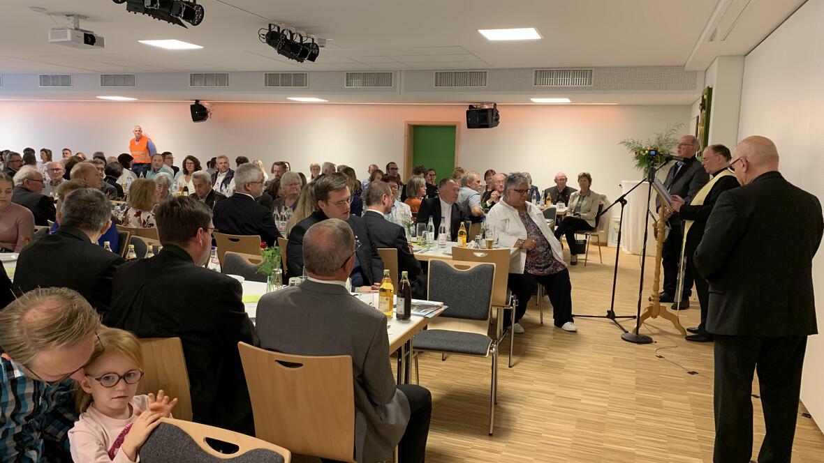 Bischof Dr. Bertram Meier segnete die generalsanierten Räume des Pfarrzentrums. 