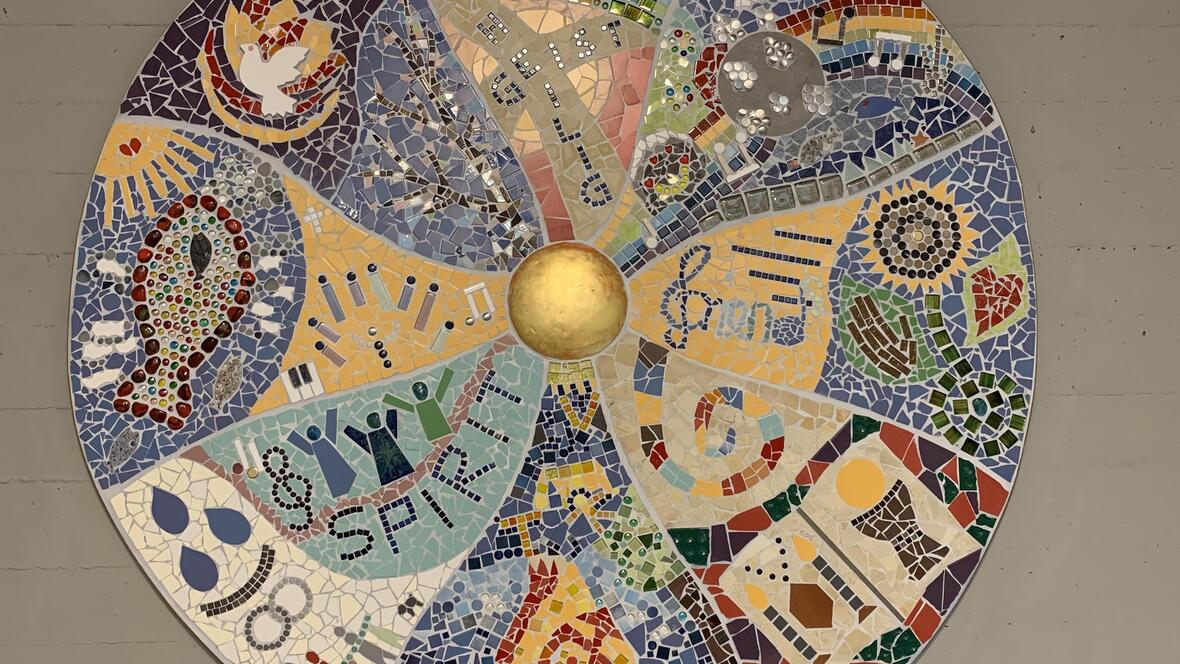 24 aktive Gruppen der Pfarrei Mühlried gestalteten das Mosaik "Bunte Vielfalt".
