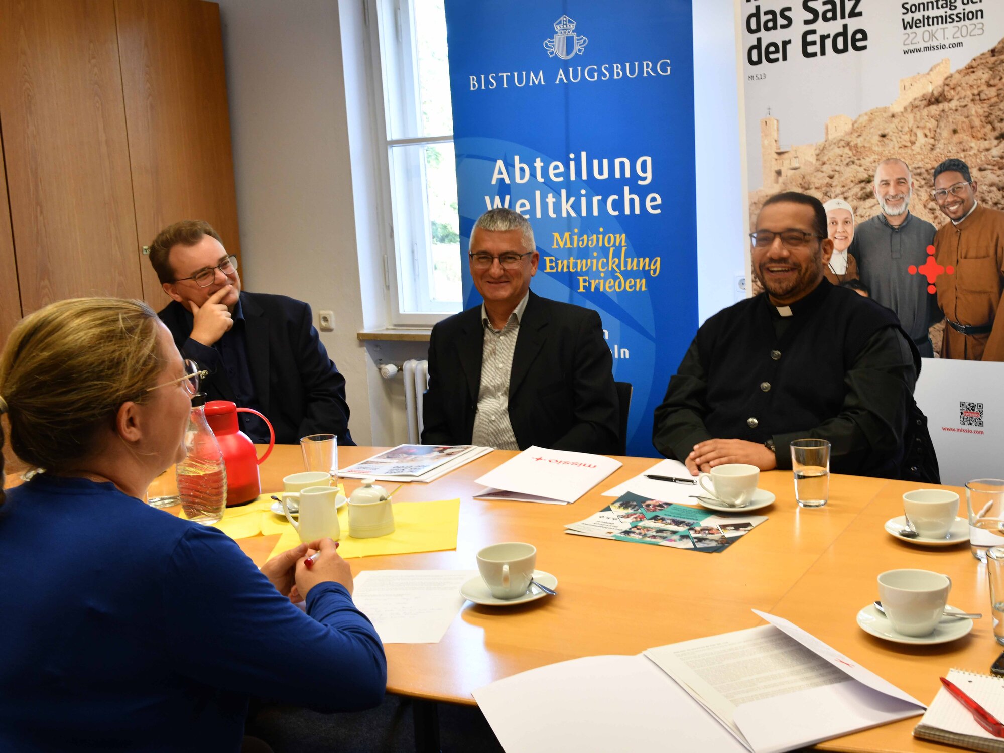 Vor Medienvertreter/-innen berichtet Abou Pious Farag über sein Wirken in Ägypten.