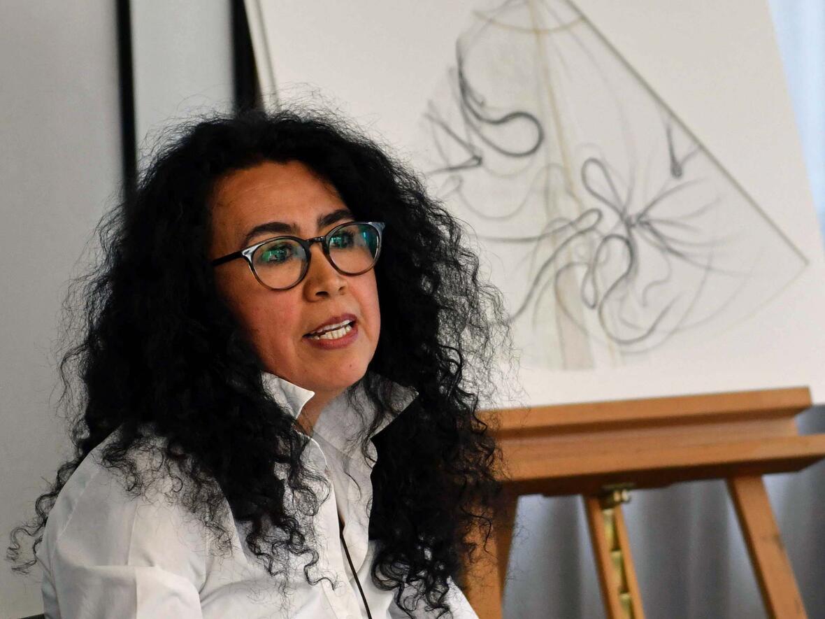 Lilian Moreno Sánchez bei der Vorstellung des Logos zum Ulrichsjubiläum im Mai 2022. (Archivfoto: Maria Steber / pba)