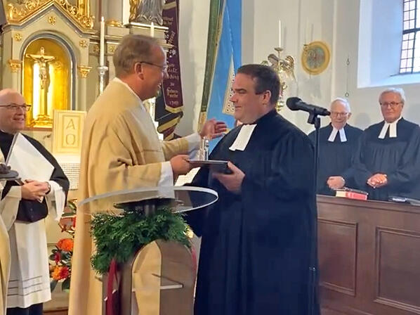 Ökumenische Verbundenheit: Überreichung der Gefäße für die heiligen Öle von Pfarrer Döbrich an Pfarrer Jall (Foto: PG Starnberg)