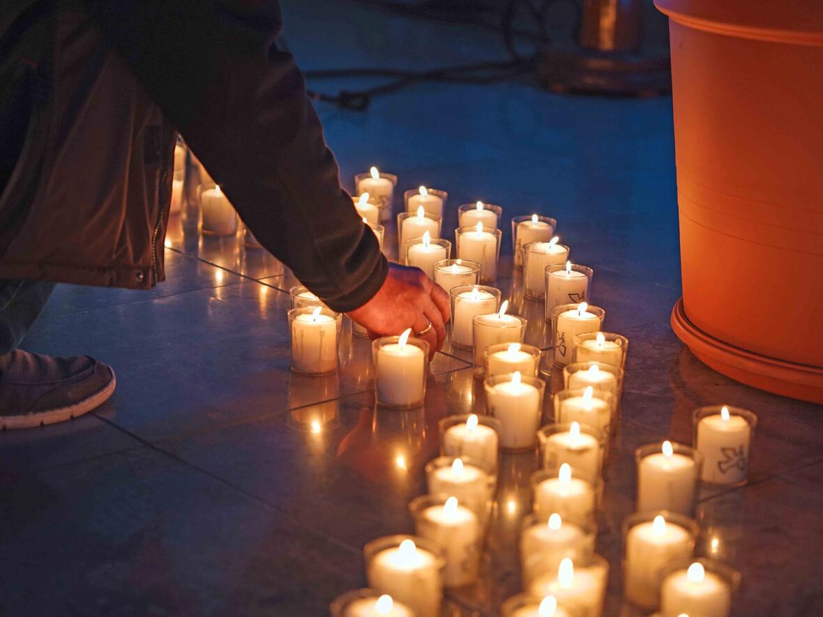 Beten für den Frieden. (Motivfoto: Sebastian Strauch, in: pfarrbriefservice.de)