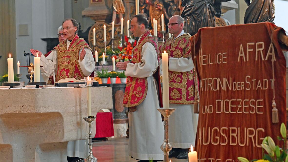 Die Feier der Eucharistie am Altar über der Krypta mit dem Grab der hl. Afra. 