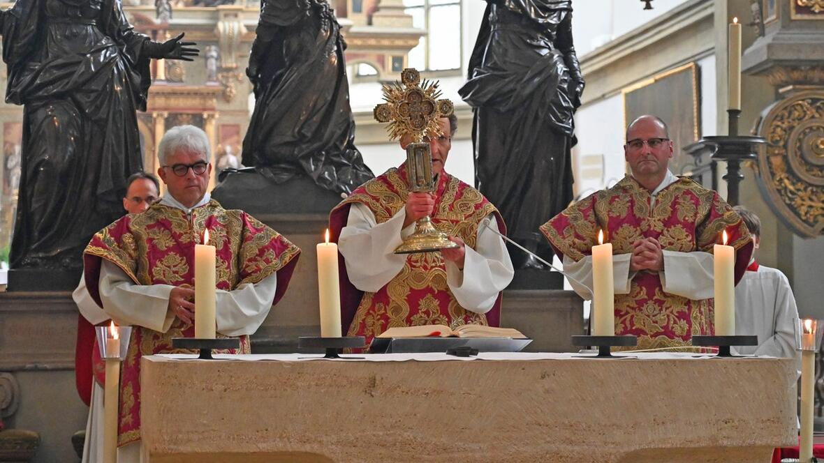 In das Ulrichskreuz wurde am Afratag eine Reliquie der Märtyrerin eingesetzt. 