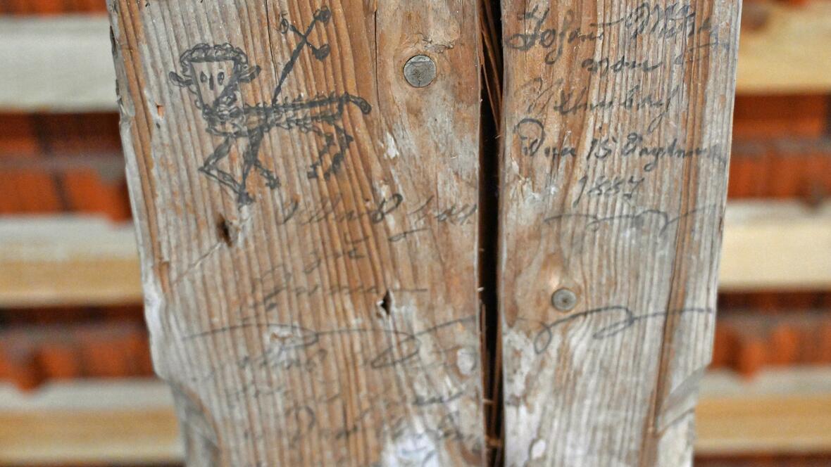 Christliche Graffiti von Handwerkern vergangener Jahrhunderte auf den Dachbalken.