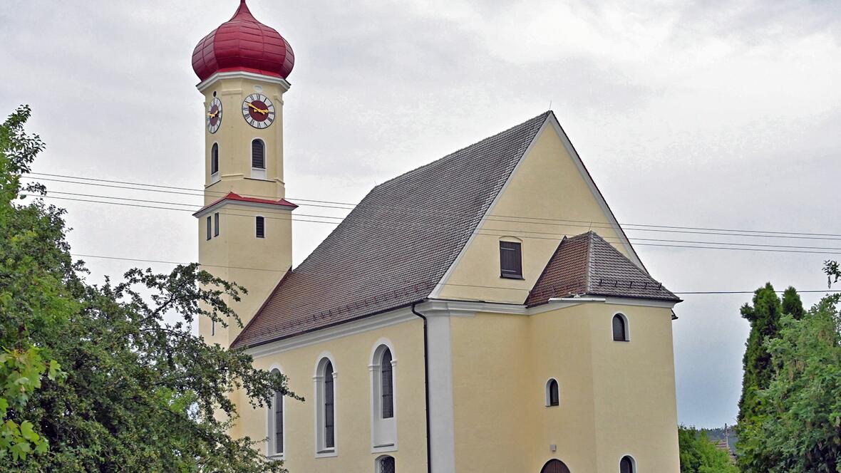 Die Jakobuskirche thront oberhalb der Hauptstraße und weist mit ihrem Turm in Richtung Himmel. 