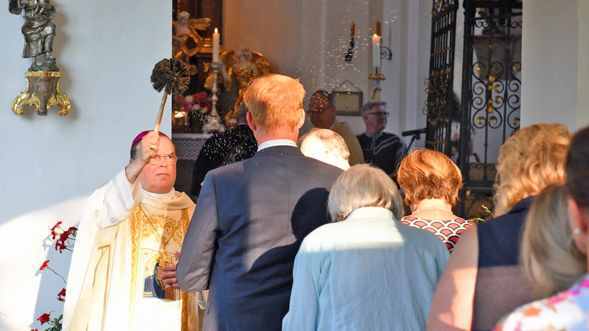 Zu Beginn bekannten sich die zahlreichen Gläubigen in und vor der Kapelle zu ihrem Taufversprechen. 