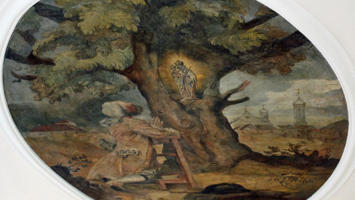 An der Decke des Kirchenschiffs ist auch die Gründungsszene dargestellt. 