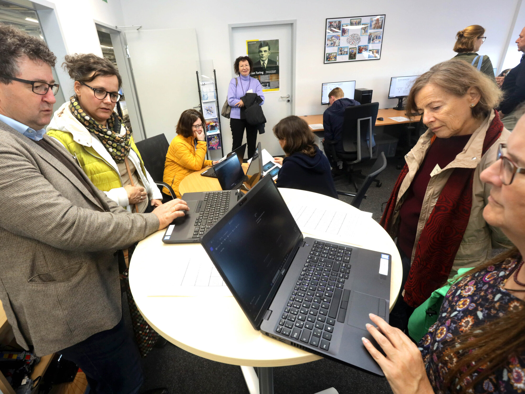 Im KI-Showroom der Universität Augsburg verschafften sich die Mitglieder des Diözesanrates hautnah einen Eindruck von der aktuellen Forschung (Foto: pba/Annette Zoepf).