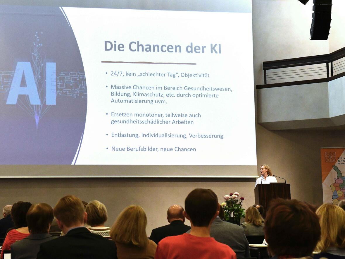 Prof. Dr. Dagmar Schuller führte die Mitglieder des Diözesanrats in den Stand der aktuellen Forschung zur Künstlichen Intelligenz ein (Foto: pba/Ulrich Bobinger)