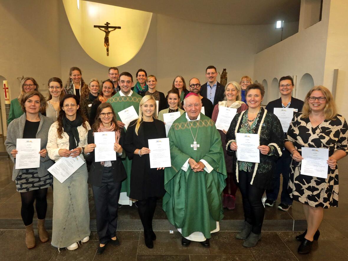 24 Krisenseelsorger und -seelsorgerinnen bekamen von Weihbischof Ulrich Boom aus Würzburg ihre Zertifikate überreicht (Fotos: Annette Zoepf / pba)