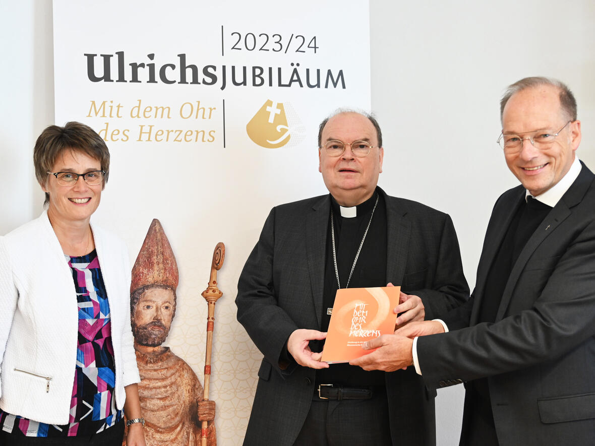 (v.l.) Die neue Referentin für Exerzitien im Alltag Birgit Oberhofer, Bischof Dr. Bertram Meier und der Bischöfliche Beauftragte für Geistliches Leben Pfarrer Dr. Christian Hartl (Foto: Julian Schmid / pba)
