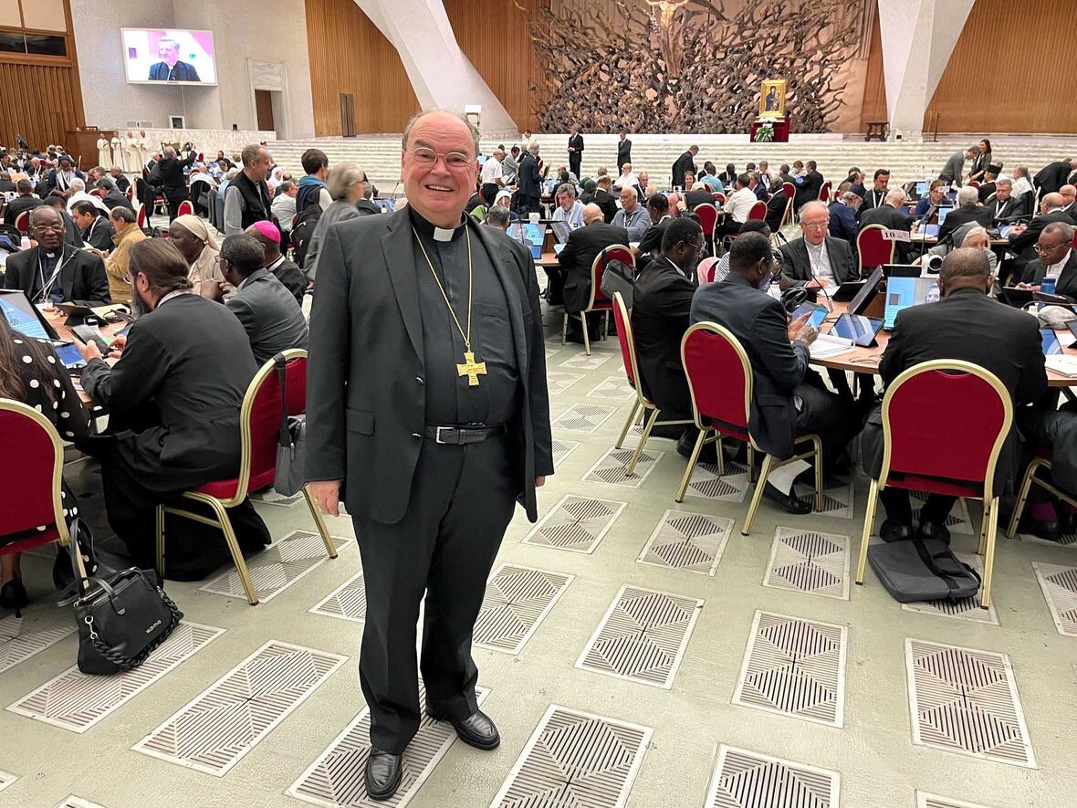 Bischof Bertram als Delegierter der Bischofskonferenz bei der Weltsynode in der Aula. (Foto: Matthias Kopp / DBK)