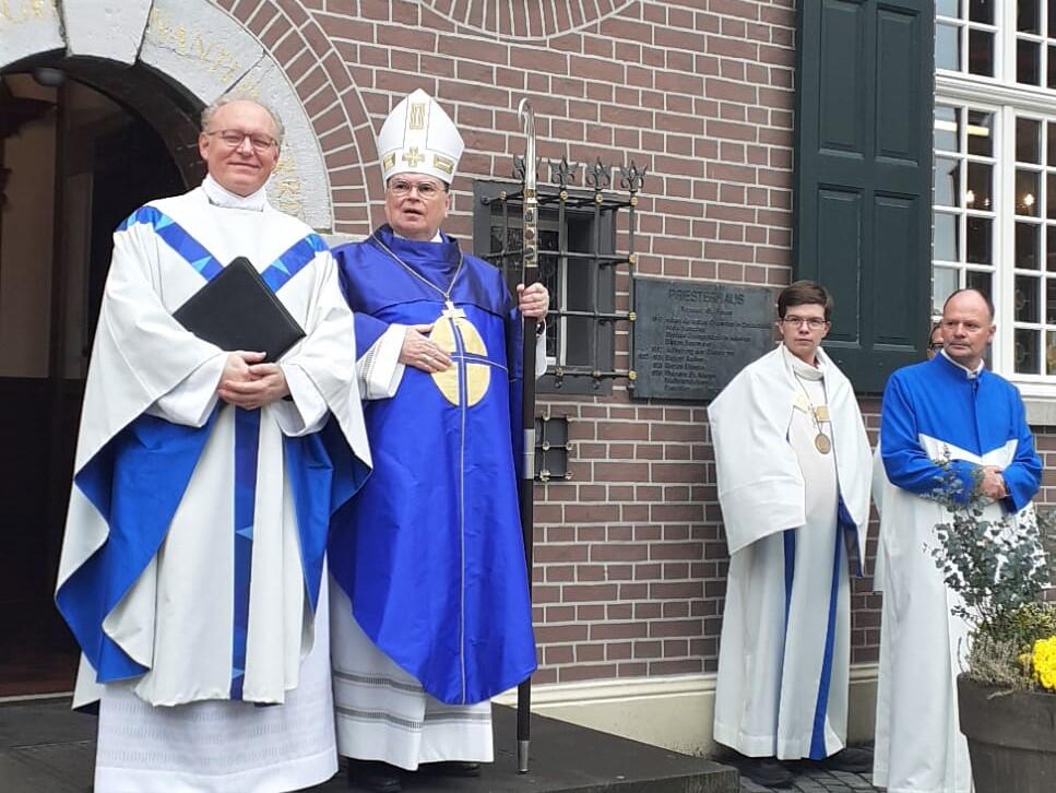 Bischof Bertram mit Wallfahrtsrektor Domkapitular Gregor Kauling kurz vor Beginn des Kirchenzugs (Foto: privat)