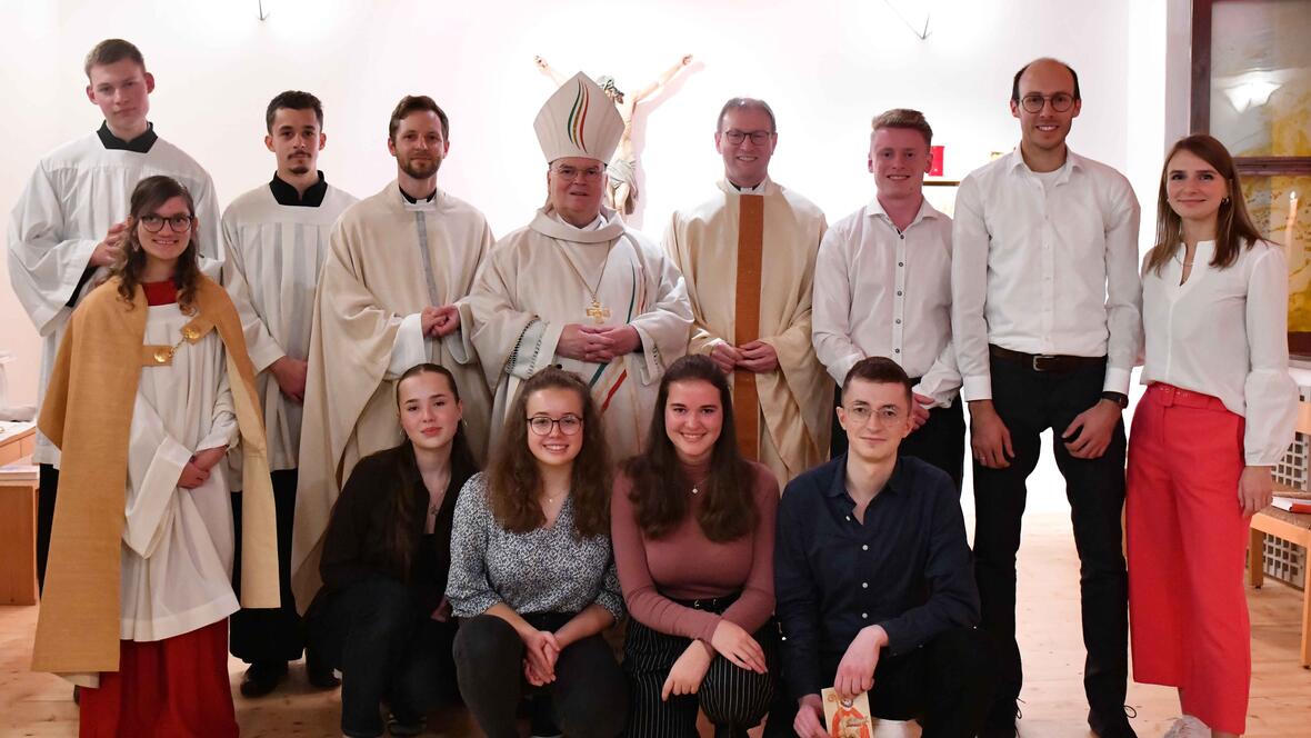 Bischof Bertram war an diesem Samstag in der Wohngemeinschaft des Christlichen Orientierungsjahrs "UP" zu Gast. Seit ersten Oktober bilden die jungen Frauen und Männer eine Gemeinschaft. (Fotos: Maria Rösch / pba) 