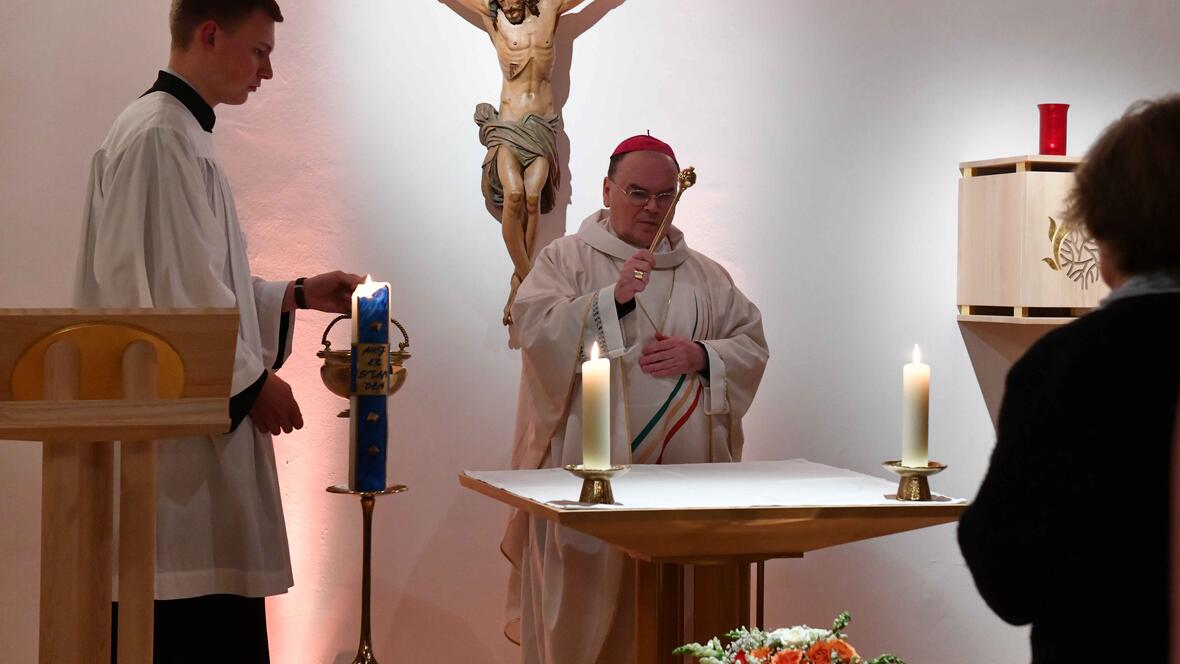 Bischof Bertram beim Segnen des Altars. 
