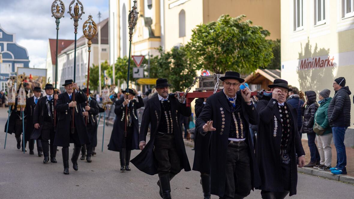 Mitglieder der 1659 gegründeten Erzbruderschaft zum hl. Leonhard tragen den Reliquienschrein durch die Straßen.