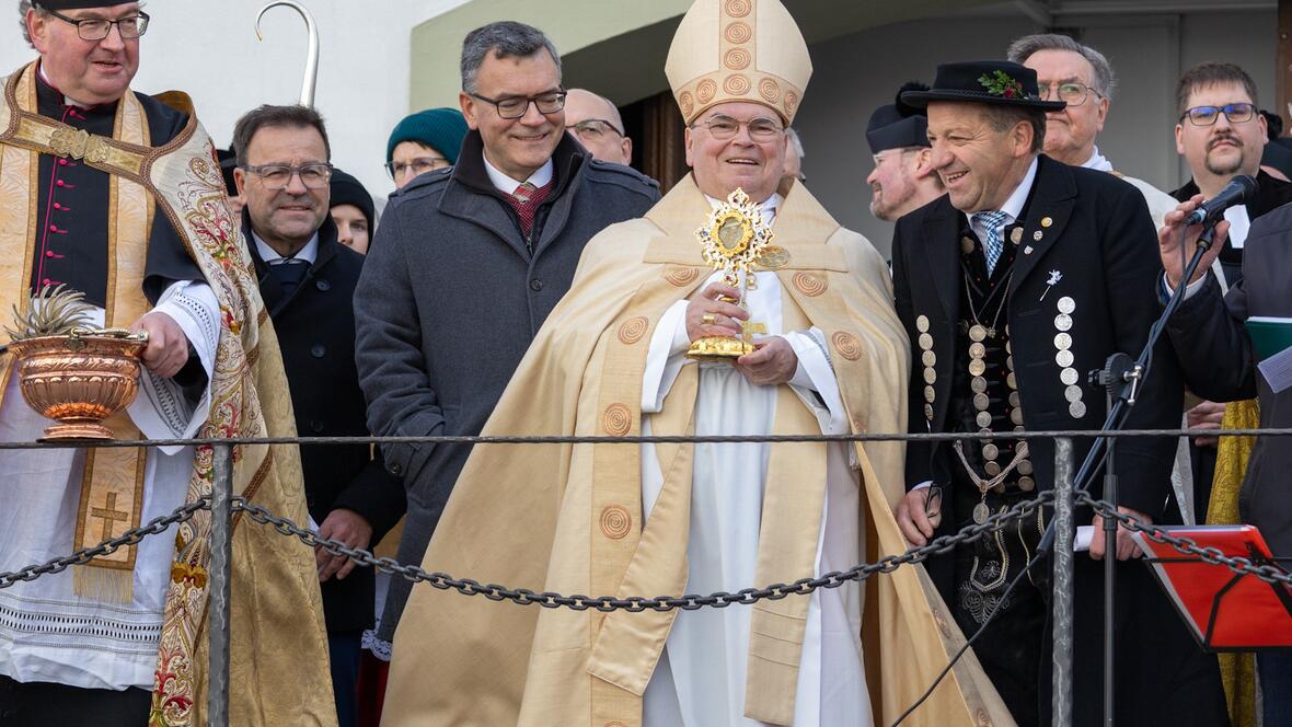 Bischof Bertram segnete die Umzugsteilnehmer mit dem Leonhardsreliquiar.