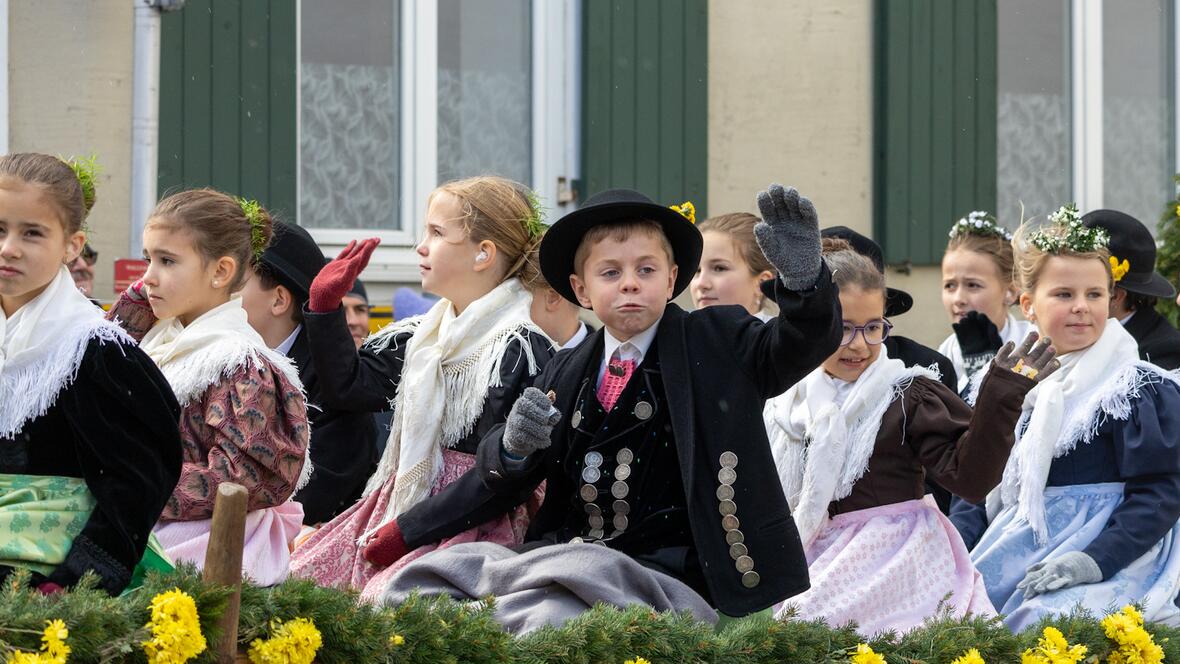 Auch die Kleinsten nahmen stolz in der traditionellen Tracht der Region teil.
