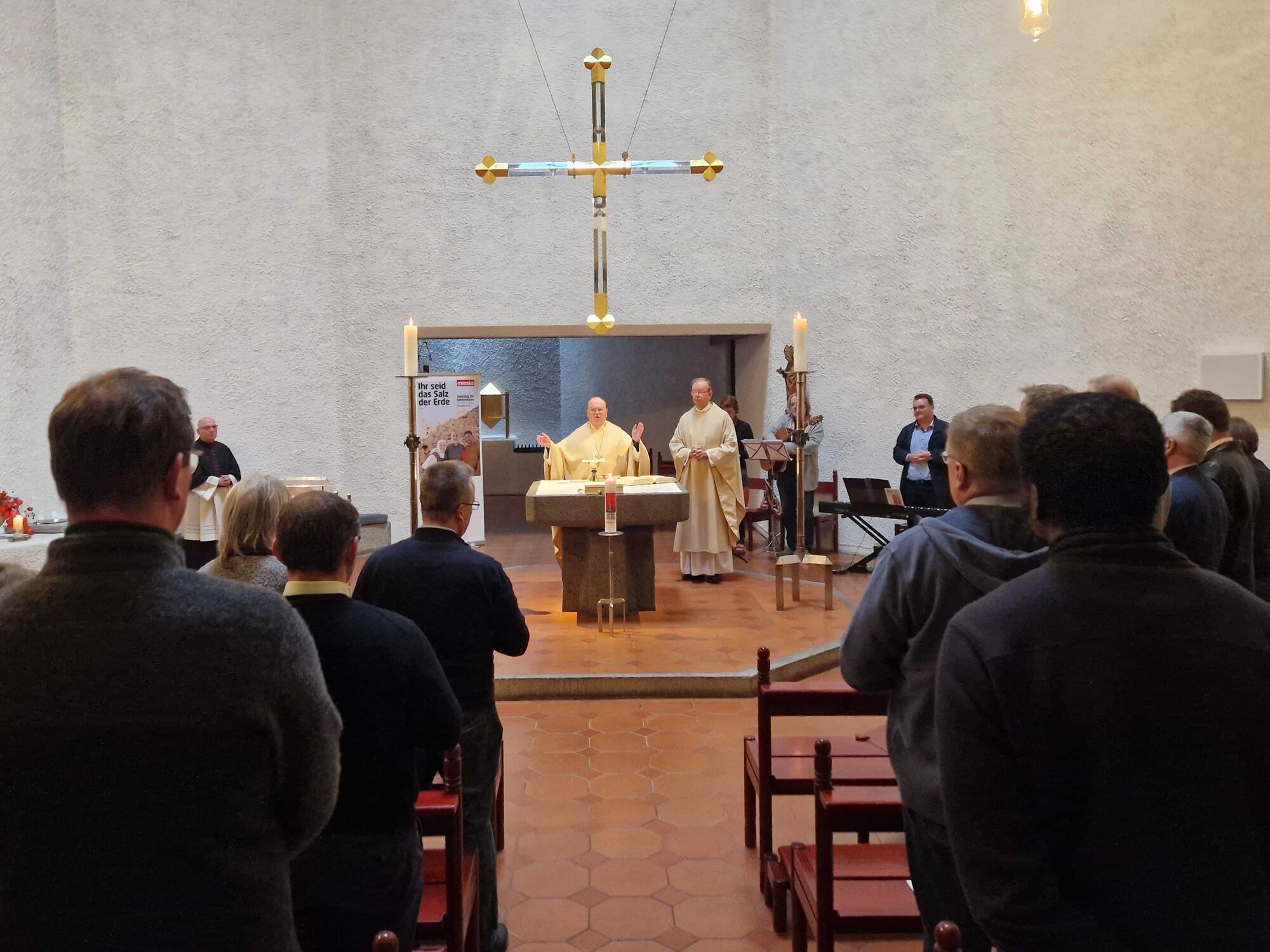 Bischof Bertram feiert gemeinsam mit missio-Präsident Monsignore Wolfgang Huber und den Teilnehmenden den Gottesdienst in der Hauskapelle.