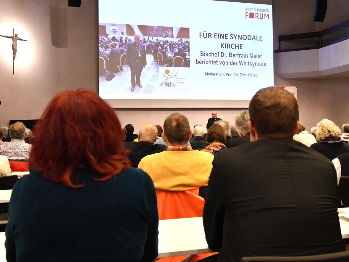 Seit dem Ausbruch der Corona-Pandemie war der Große Saal im Haus Sankt Ulrich wohl nicht mehr so voll: Bischof Bertram berichtete über seine Erfahrungen aus der Weltsynode (Fotos: pba/Ulrich Bobinger).