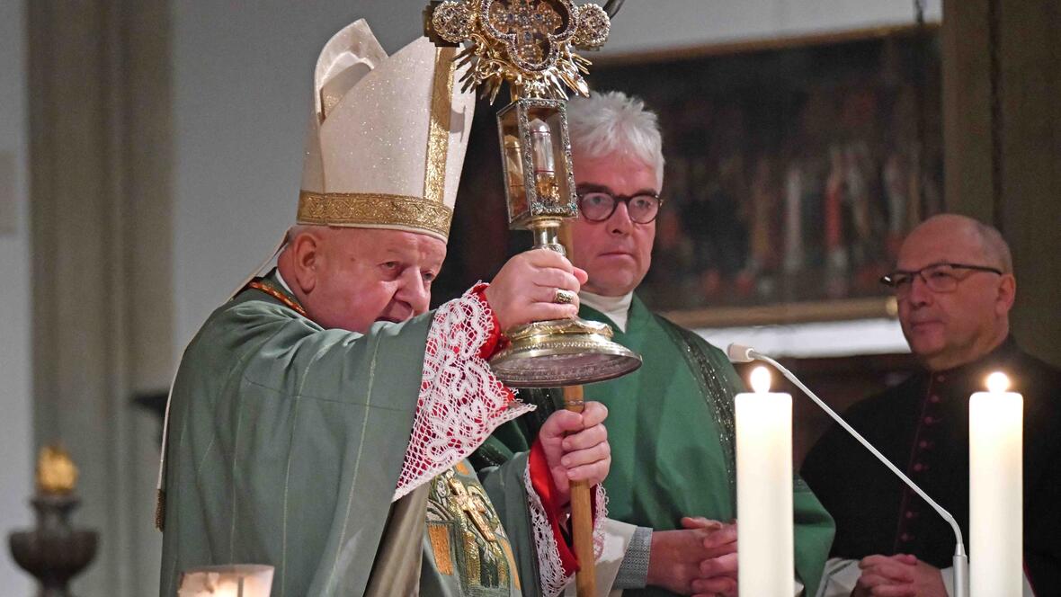 Kardinal Stanislaw Dziwisz besucht in diesen Tagen das Bistum Augsburg zum Ulrichsjubiläum und segnete die Gottesdienstbesucher mit dem Ulrichskreuz. (Fotos: Nicolas Schnall / pba)