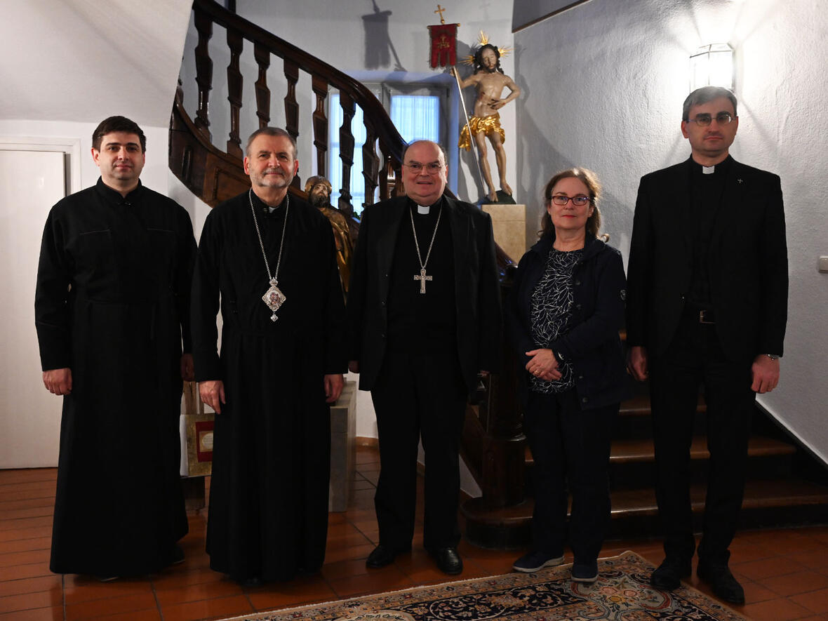 (v.l.) Pfarrer Anton Krushelnytskyi, Bischof Dmytro Hryhorak OSBM, Bischof Dr. Bertram Meier, Andrea Decke von der Abteilung Weltkirche und Pfarrer Volodymyr Hrabyk (Foto: Julian Schmidt / pba)