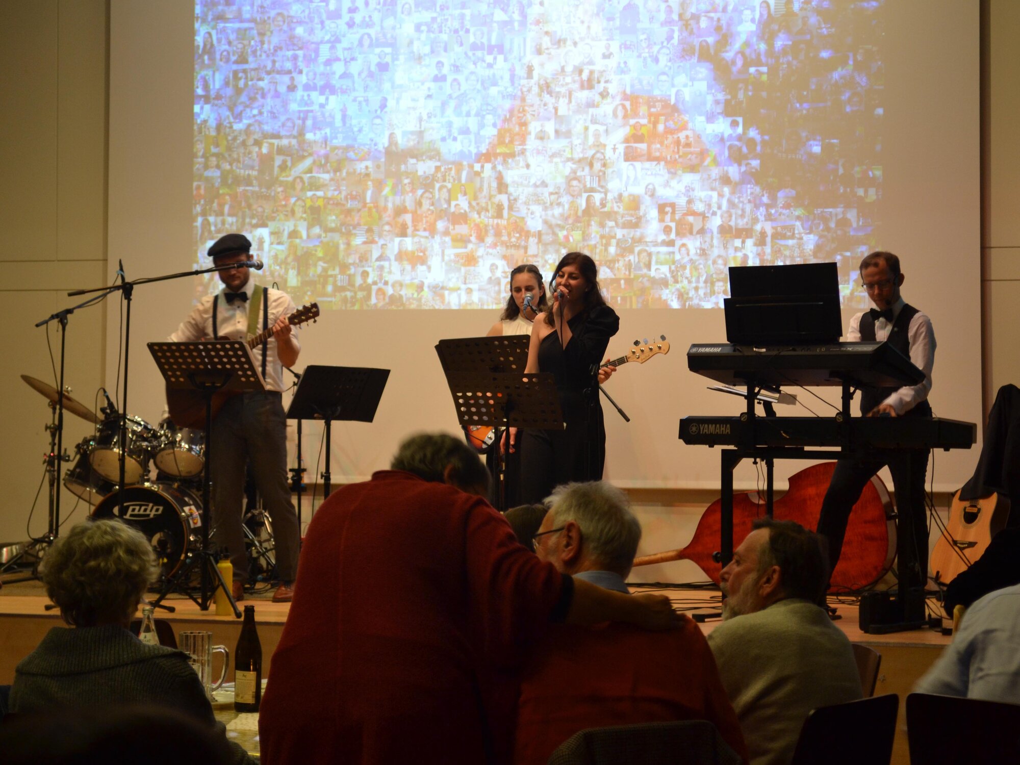 Die Feierstunde mündete in einen geselligen Abend mit Musik und Tanz.