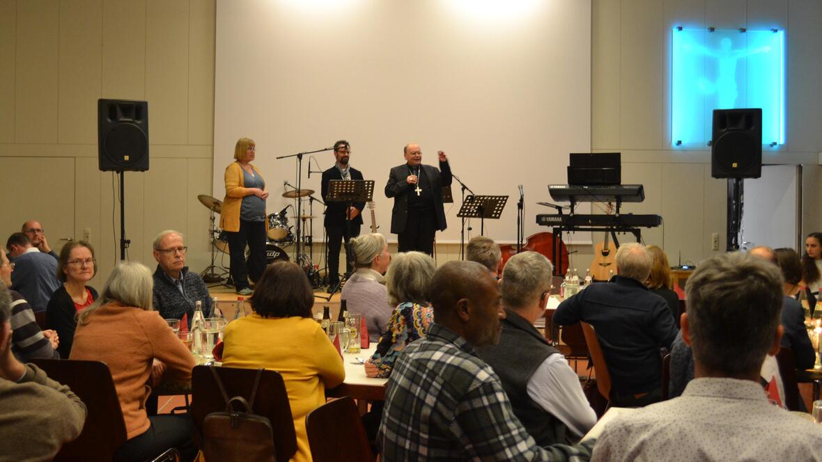 Im Rahmen der Feierstunde bedankte sich Bischof Bertram bei den pastoralen Mitarbeiterinnen und Mitarbeitern für ihr Wirken in der Diözese Augsburg.