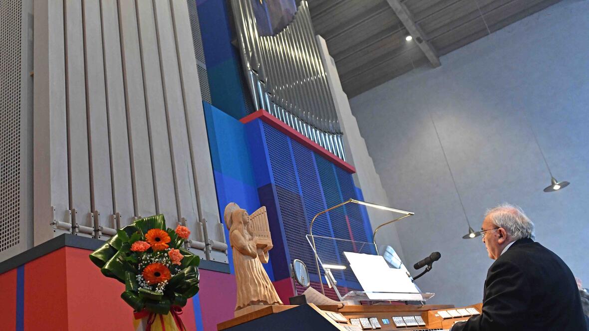 Zur Weihe der sanierten Orgel in St. Albert griff der Organist Wolfgang Thoma in die Tasten. (Fotos: Nicolas Schnall / pba)