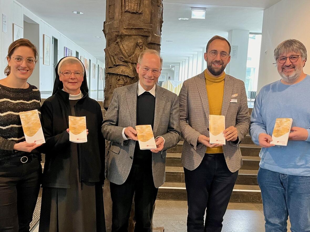 (v.l.) Referentin Dr. Daniela Kaschke, Referentin Sr. Martha Lang OSF, Exerzitienhaus-Direktor Pfarrer Dr. Christian Hartl, Geschäftsführer Florian Reitemann, Referent Thomas Lechner (Foto: Exerzitienhaus St. Paulus)