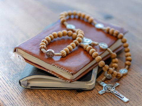 Rosenkranz mit Bischof Bertram (Motivfoto: pixabay)