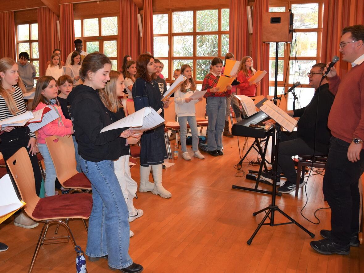 Der Projektchor übte im Pfarrsaal von St. Lorenz die Lieder ein, die beim Gottesdienst zur Eröffnung der 66. Aktion Dreikönigssingen in der Basilika am 29. Dezember gesungen werden. Begleitet wurden sie von Liedermacher und Komponist Robert Haas am Keyboard und Dr. Peter Frasch. (Foto: Verspohl-Nitsche/pdke)