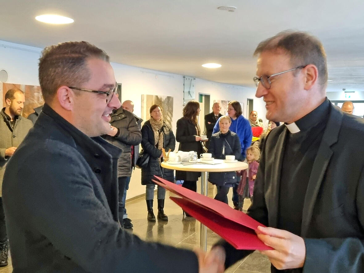 Domvikar Andreas Miesen überreicht Christopher Appelt die Urkunde über Aufnahme unter die Weihekandidaten für den Ständigen Diakonat im Bistum Augsburg (Fotos: ASD)