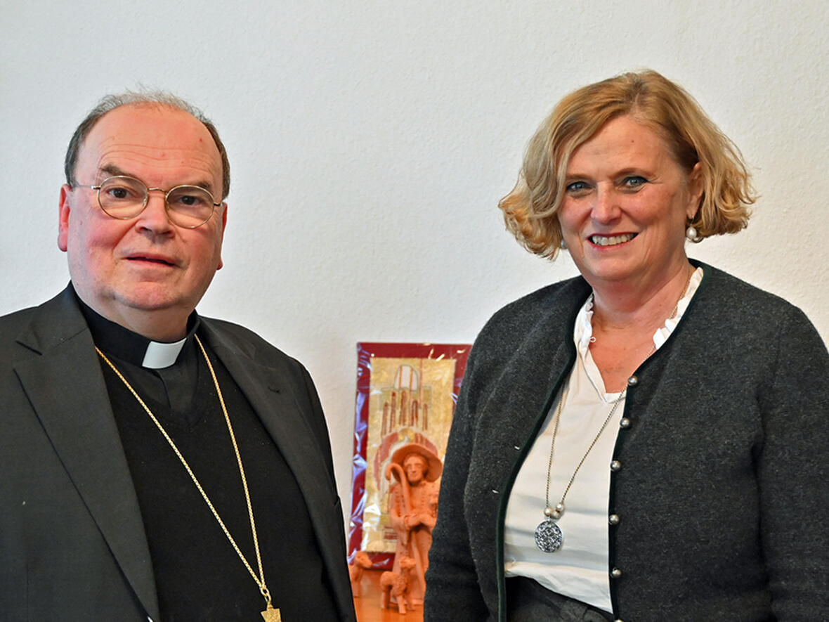 Bischof Dr. Bertram Meier beim Gespräch mit Regierungspräsidentin Barbara Schretter. (Foto: Leander Stork / pba)