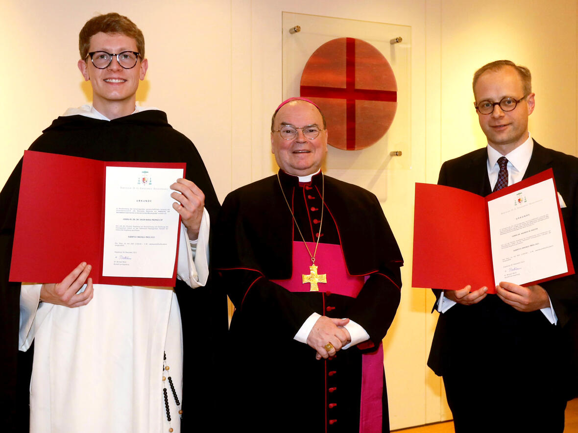 Bischof Bertram mit den Preisträgern Dr. Dr. Xaver Maria Propach (links) und Dr- Andreas Riester (Foto: pba/Annette Zoepf).