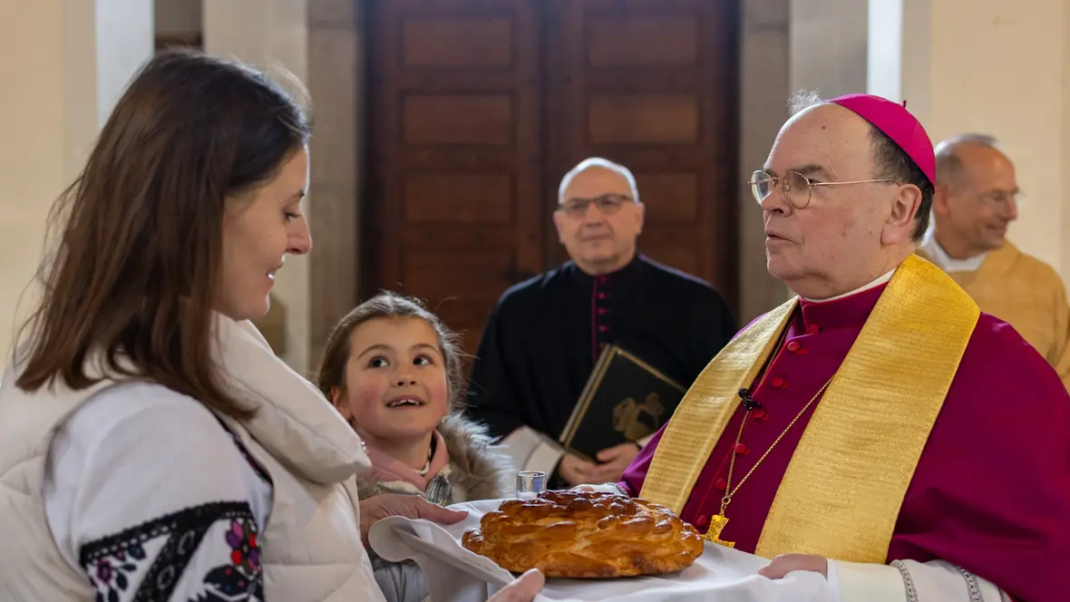 Zu Beginn des Gottesdiensts erhielt der Bischof einen Laib Brot geschenkt.