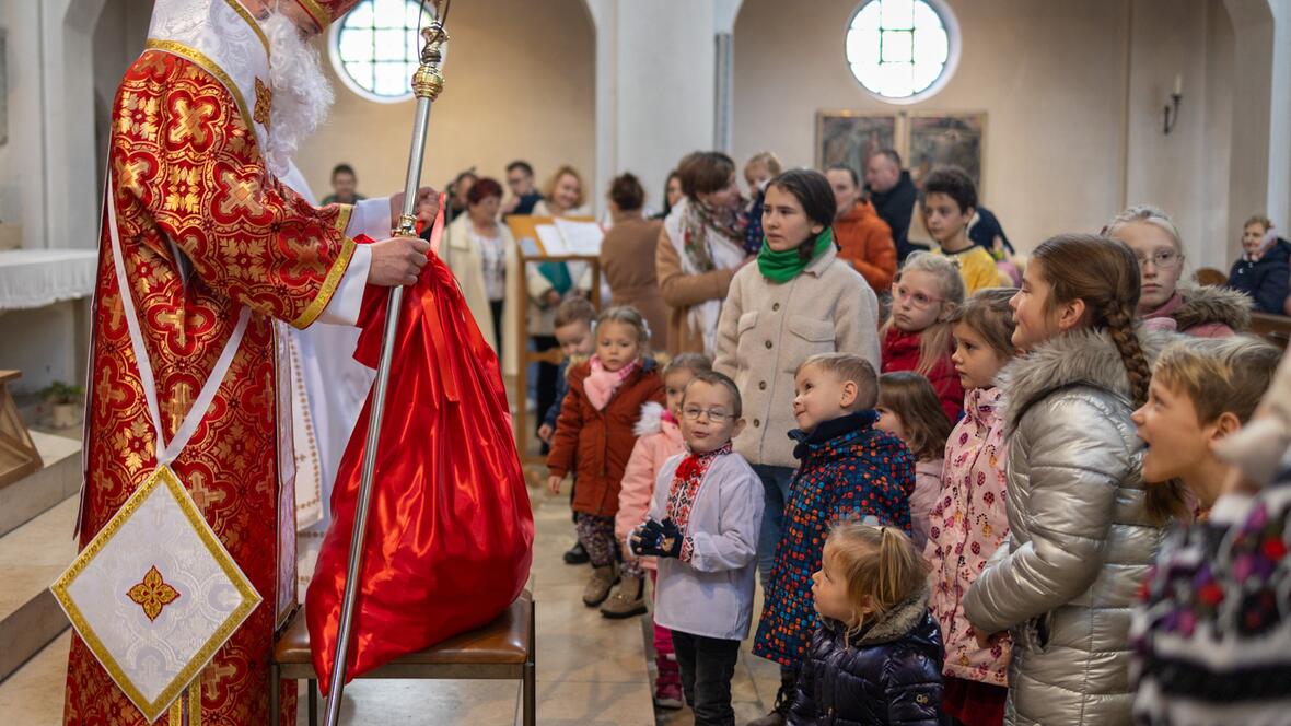 Der heilige Nikolaus hatte Geschenke für die Kleinen mitgebracht.