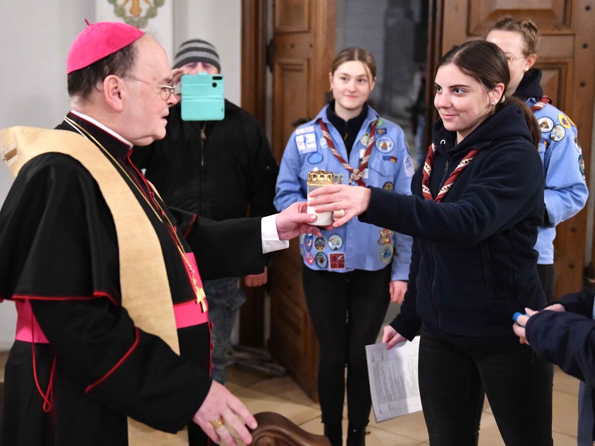 Clara vom PSG-Stamm aus Krumbach überreichte Bischof Bertram das Friedenslicht aus Bethlehem. (Fotos: Nicolas Schnall / pba)